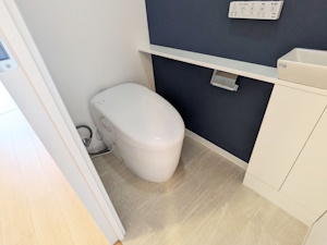 ◎タンクレストイレとネイビーアクセントで上品な空間に