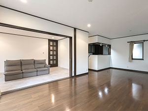 ●美しい素材でシックで落ち着いた空間を実現。開放感と快適性を追求したお家。