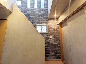 ◎グレーのクロスで吹き抜けの魅力を高める