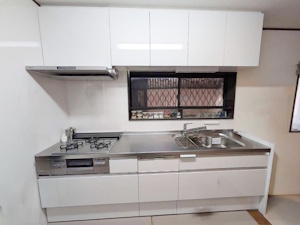 ◎濃色から気分も明るくなるホワイトへ。清掃性の高いモダンキッチン