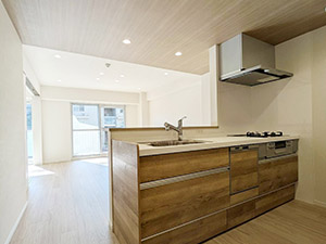 ●洗練の意匠と収納力を両立！廊下からLDKへ繋がる開放的なデザインと、最新設備で一新したお家 ～マンションリモデル～