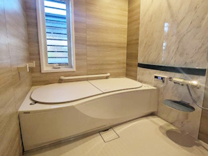 ◎大理石調×木目でつくる上質であたたかみのある浴室