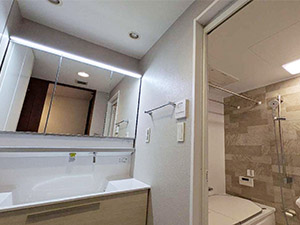 ●グレージュの統一感で心地よい癒やしの空間へ。最新設備で叶える洗練されたサニタリー。