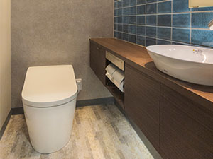 ◎椅子のようなゆったりとした座り心地と、タイルにもこだわったレストルーム