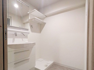 ◎やさしい色合いで心地よく。ホワイト×グレージュの洗面室