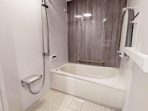 ◎毎日の疲れを癒す、木目が彩るバス空間