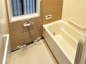 ◎木目の温もりと上質な光に包まれる、ラグジュアリーバスルーム