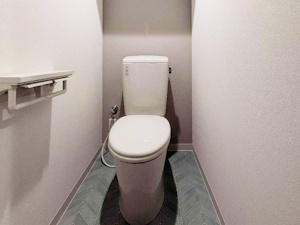 ◎くすみブルーとグレーの組み合わせが印象的なトイレ内装