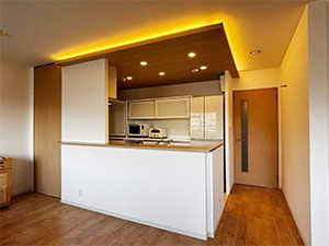 ●木目天井と間接照明が織りなす、デザイン性と機能性を兼ね備えた空間。