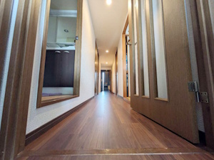 ◎建具と響き合う深みのある木目で上質な空間へ