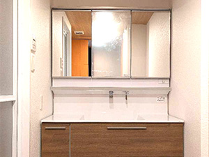 ◎効率収納でスッキリ、あたたかみのある木目が魅力の洗面空間