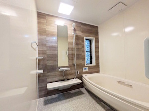 ◎ワイド浴槽でゆったり快適、木目が映えるお風呂へ