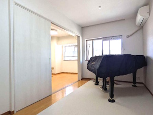 ◎ピアノの搬入を2枚片引き戸で解決。広々とした空間と個室を両立する住まい