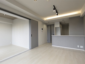 ●洗練されたグレーが主役。こだわり素材で大人な暮らしを叶えるお家  ～マンションリモデル～