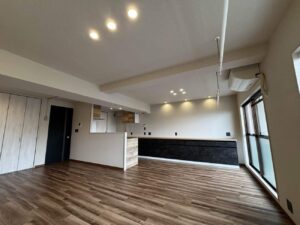 猫モチーフの遊び心と上質な木目が調和する、開放感あふれるモダンな住まいへ。