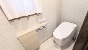 洗練されたフォルムと優れた収納力。タンクレス×くすみグレージュで叶えた理想のトイレリフォーム