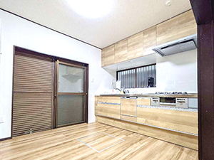 日中でも心地よい明るさ。洗練された木目調デザインと快適性能を叶えた癒しの空間